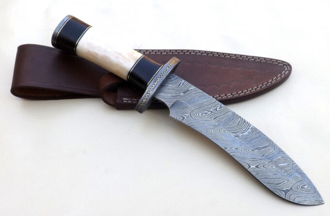 Custom-Handmade-Beautiful-Damascus-Steel-Hunting-Knife-With-Leather-Sheath