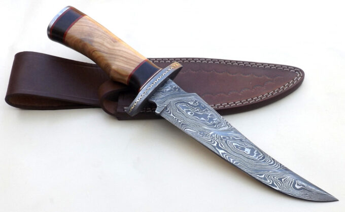 Custom-Handmade-Beautiful-Damascus-Steel-Hunting-Knife-With-Leather-Sheath